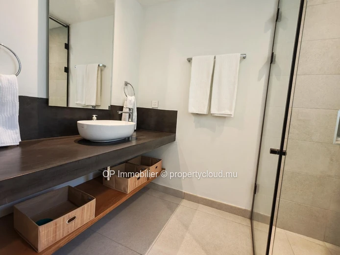 Appartement meublé à louer à Poste Lafayette, 201m², front de mer, climatisé, ascenseur, parking. Proche écoles, golf...