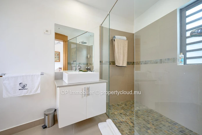 Villas PDS à vendre Grand Baie, 362m² habitables, terrain 1.185m², 4 chambres, bureau, piscine privée. Prix €.