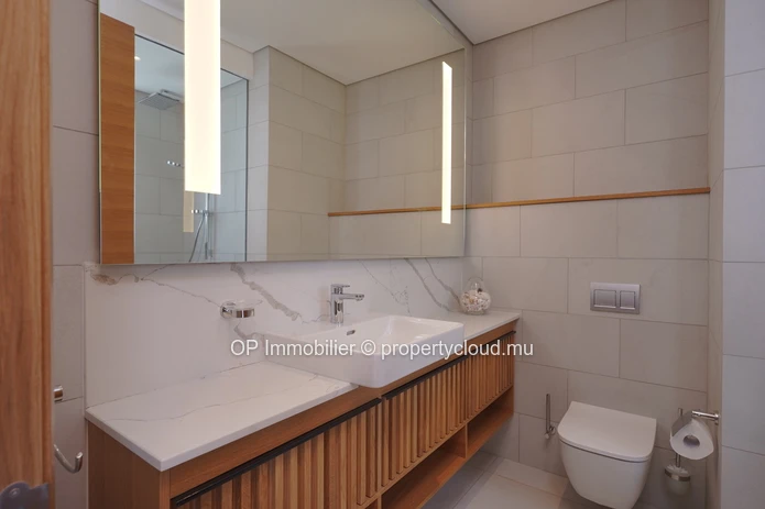 Luxury Apartment in Grand Baie with Shared Pool - Perfect for Foreign Buyers! 3 Beds, Fully Furnished, Close to Ameni...