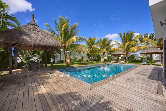 Villas PDS à vendre Grand Baie, 362m² habitables, terrain 1.185m², 4 chambres, bureau, piscine privée. Prix €.