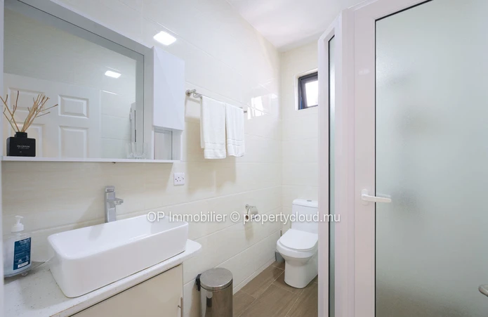 Bel appartement R+2 à vendre à Péreybère, Grand Baie. 112m², 3 chambres, piscine commune, meublé, climatisé. Proche d...