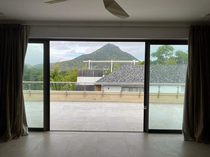 Penthouse RES à vendre à Tamarin, Rivière Noire. 367m², 3 chambres, bureau, vue mer, parking, balcon, Dressing. Prix Rs.