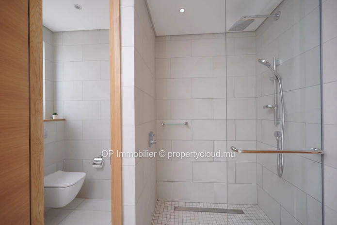 Luxury Apartment in Grand Baie with Shared Pool - Perfect for Foreign Buyers! 3 Beds, Fully Furnished, Close to Ameni...
