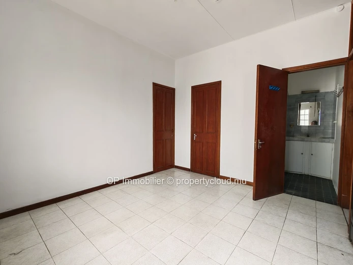 Maison familiale 7 chambres à vendre à Beau Bassin - 402m²