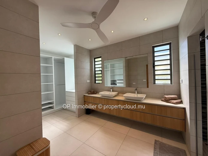 Maison à vendre à Petit Raffray avec 4 chambres et piscine privée sur 671 m²
