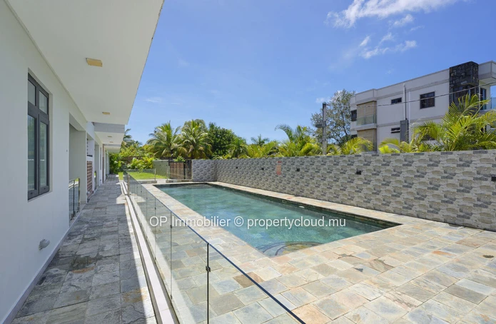 Bel appartement R+2 à vendre à Péreybère, Grand Baie. 112m², 3 chambres, piscine commune, meublé, climatisé. Proche d...