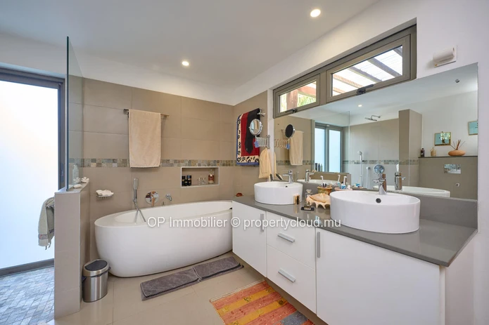 Villas PDS à vendre Grand Baie, 362m² habitables, terrain 1.185m², 4 chambres, bureau, piscine privée. Prix €.
