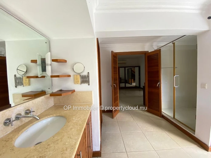 Maison à vendre à Péreybère, Grand Baie, 287m², terrain 600m², 3 chambres, piscine privée, garage, meublée, climatisé...