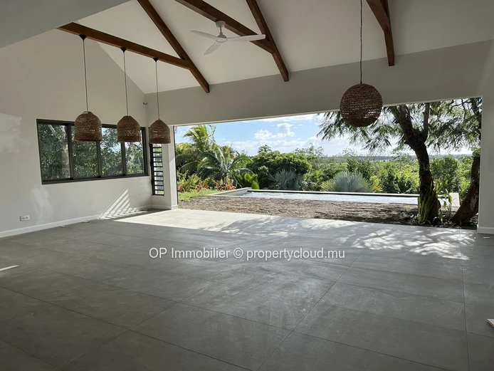 4-Bedroom Furnished House with Private Pool in Charmoze
