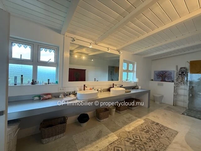 Maison à vendre à Mont Piton avec piscine privée sur terrain de 1 560 m²