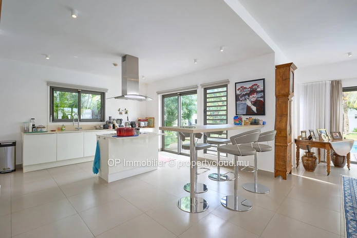 Villas PDS à vendre Grand Baie, 362m² habitables, terrain 1.185m², 4 chambres, bureau, piscine privée. Prix €.