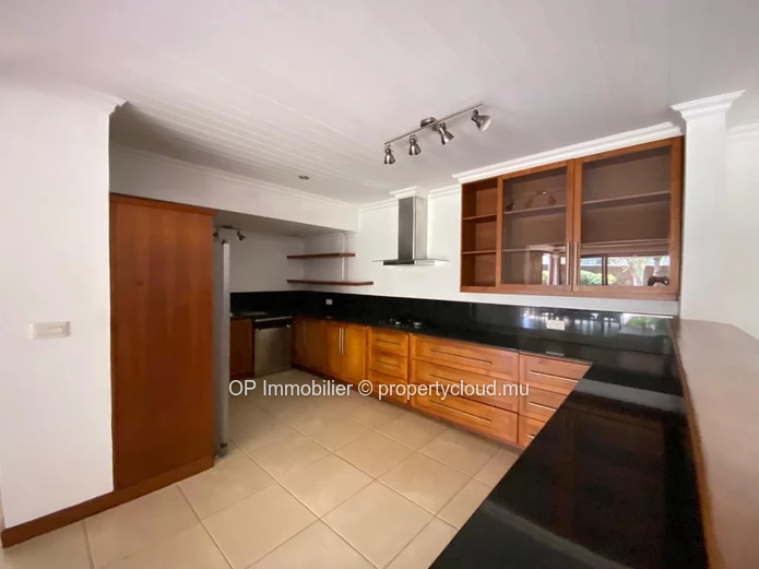 Maison à vendre à Péreybère, Grand Baie, 287m², terrain 600m², 3 chambres, piscine privée, garage, meublée, climatisé...