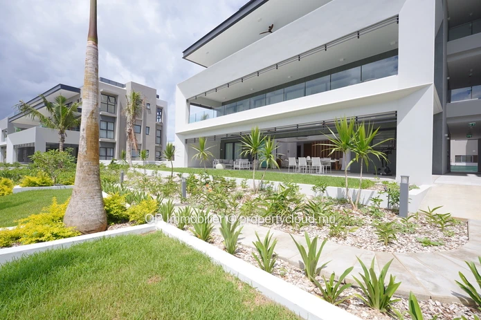 Luxury Apartment in Grand Baie with Shared Pool - Perfect for Foreign Buyers! 3 Beds, Fully Furnished, Close to Ameni...