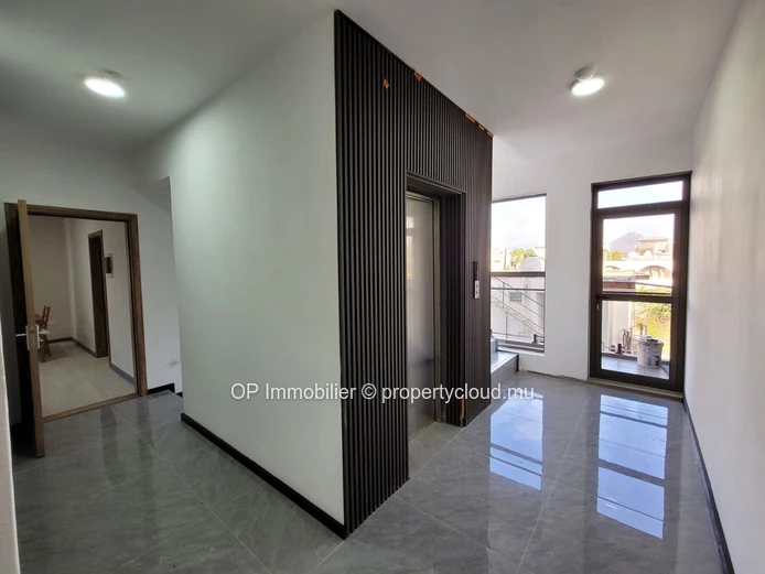 Appartement R+2 à vendre à Flic en Flac, 78m², 2 chambres, piscine commune, meublé, garage, salle de gym, Rs.