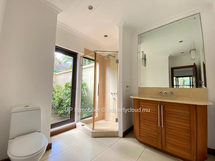 Maison à vendre à Péreybère, Grand Baie, 287m², terrain 600m², 3 chambres, piscine privée, garage, meublée, climatisé...