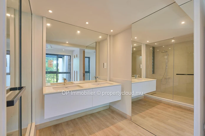 Luxurious G+2 Apartment with Stunning Sea Views and Communal Pool in Pointe aux Canonniers - €1.5M