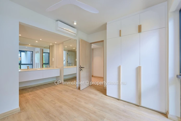 Luxurious G+2 Apartment with Stunning Sea Views and Communal Pool in Pointe aux Canonniers - €1.5M