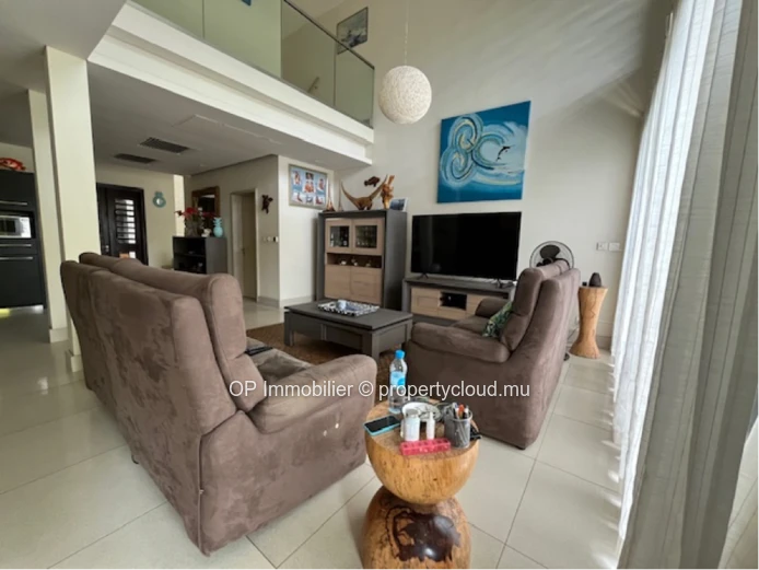 Stunning Beachfront Townhouse with Private Pool in Rivière Noire - Black River Area! 186m², Furnished, Sea Views, Boa...