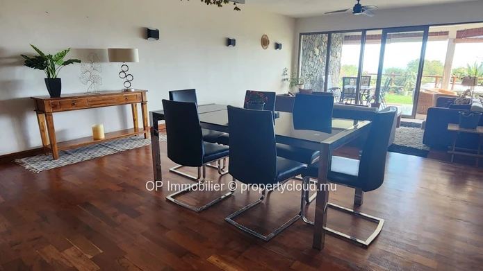 Appartement à vendre à Rivière Noire 215m² avec piscine privée et 3 chambres