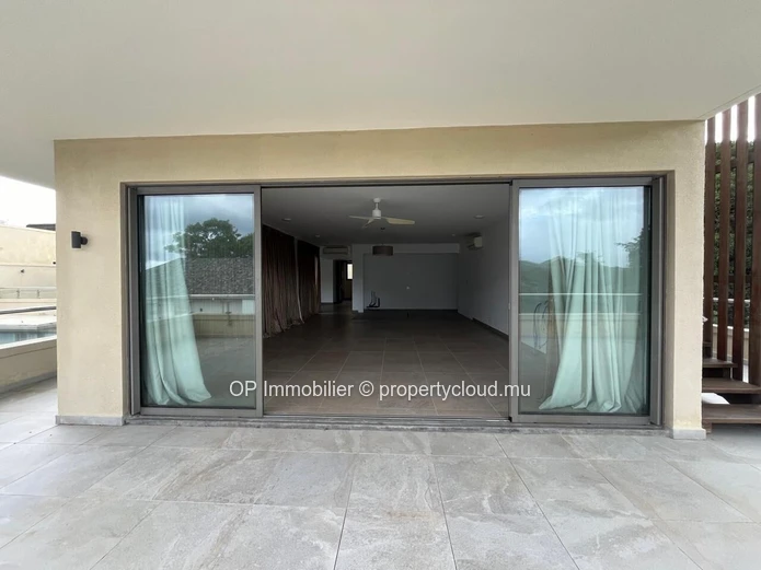 Penthouse RES à vendre à Tamarin, Rivière Noire. 367m², 3 chambres, bureau, vue mer, parking, balcon, Dressing. Prix Rs.