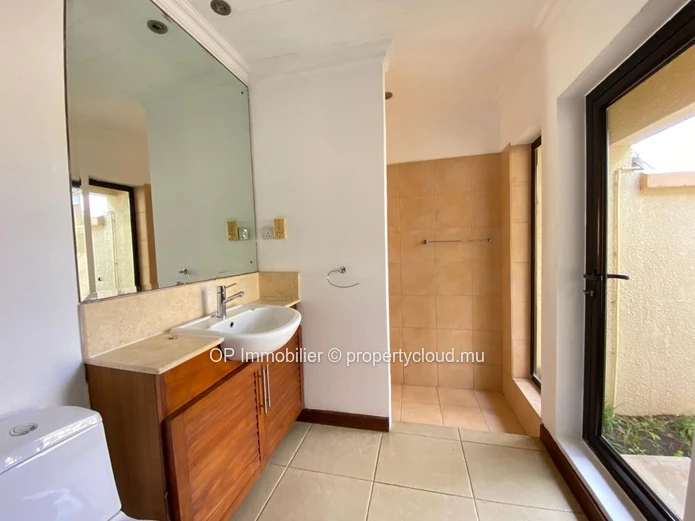 Maison à vendre à Péreybère, Grand Baie, 287m², terrain 600m², 3 chambres, piscine privée, garage, meublée, climatisé...