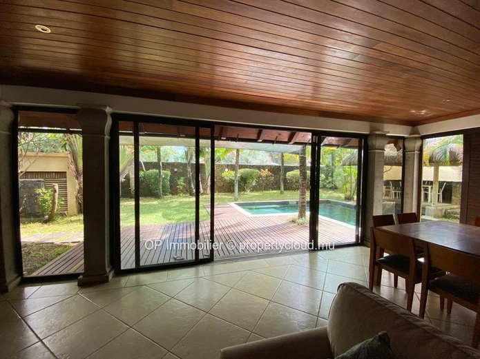 Maison à vendre à Péreybère, Grand Baie, 287m², terrain 600m², 3 chambres, piscine privée, garage, meublée, climatisé...