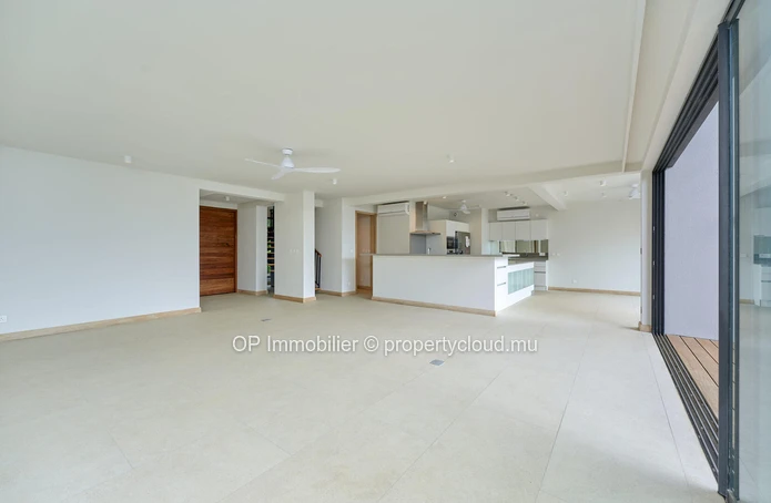 Luxurious G+2 Apartment with Stunning Sea Views and Communal Pool in Pointe aux Canonniers - €1.5M