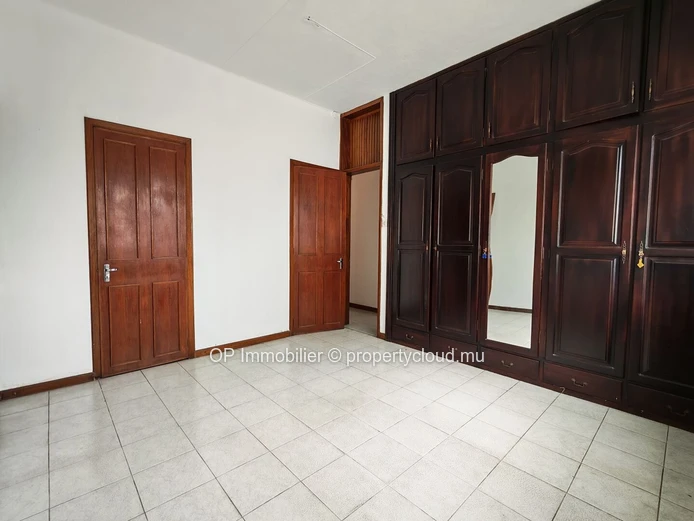 Maison familiale 7 chambres à vendre à Beau Bassin - 402m²