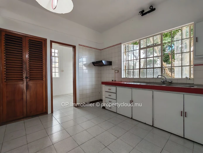 Maison familiale 7 chambres à vendre à Beau Bassin - 402m²