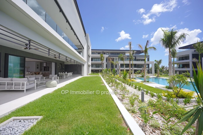 Luxury Apartment in Grand Baie with Shared Pool - Perfect for Foreign Buyers! 3 Beds, Fully Furnished, Close to Ameni...