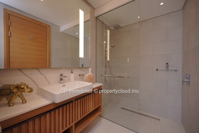 Luxury Apartment in Grand Baie with Shared Pool - Perfect for Foreign Buyers! 3 Beds, Fully Furnished, Close to Ameni...