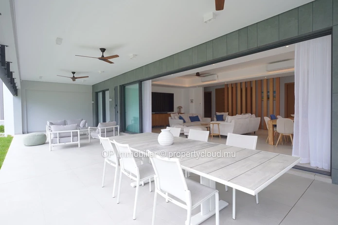 Luxury Apartment in Grand Baie with Shared Pool - Perfect for Foreign Buyers! 3 Beds, Fully Furnished, Close to Ameni...