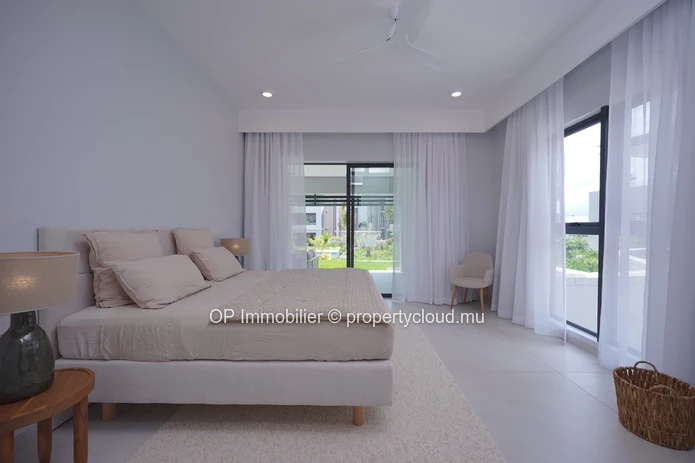 Luxury Apartment in Grand Baie with Shared Pool - Perfect for Foreign Buyers! 3 Beds, Fully Furnished, Close to Ameni...