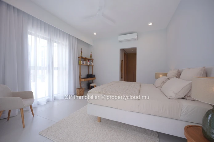 Luxury Apartment in Grand Baie with Shared Pool - Perfect for Foreign Buyers! 3 Beds, Fully Furnished, Close to Ameni...