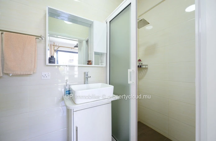 Bel appartement R+2 à vendre à Péreybère, Grand Baie. 112m², 3 chambres, piscine commune, meublé, climatisé. Proche d...