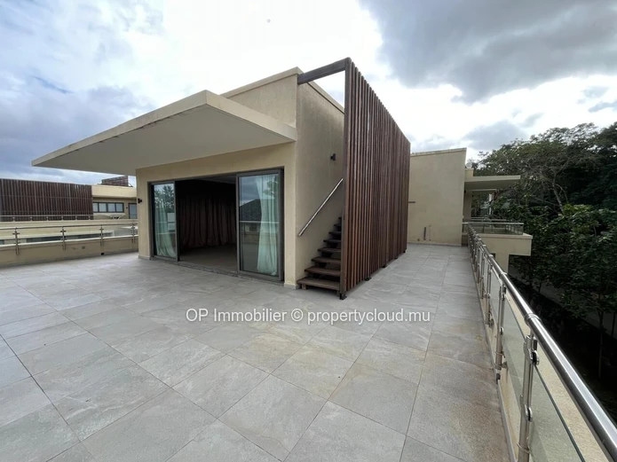Penthouse RES à vendre à Tamarin, Rivière Noire. 367m², 3 chambres, bureau, vue mer, parking, balcon, Dressing. Prix Rs.