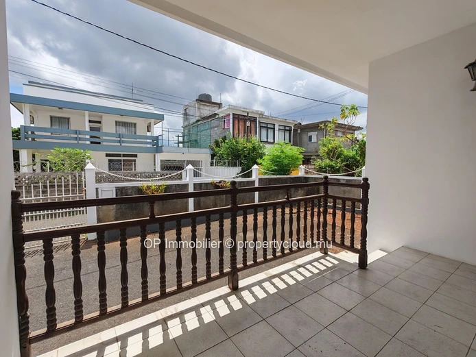 Maison familiale 7 chambres à vendre à Beau Bassin - 402m²