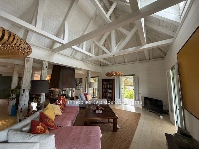 Maison à vendre à Mont Piton avec piscine privée sur terrain de 1 560 m²