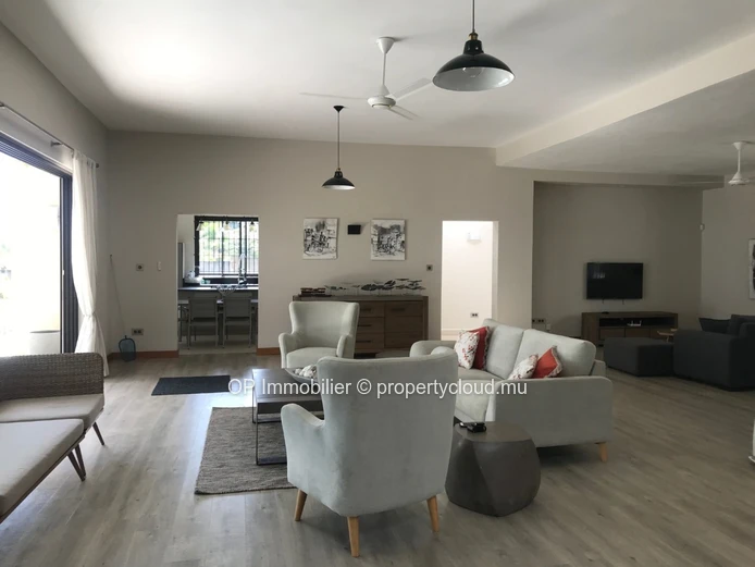 Maison à louer (meublée) à FORÊT DARUTY, Mapou. 380m², terrain 4.300m², 4 chambres, piscine privée. Prix Rs 200 000.