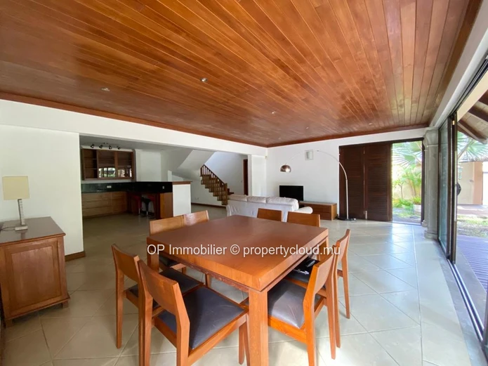 Maison à vendre à Péreybère, Grand Baie, 287m², terrain 600m², 3 chambres, piscine privée, garage, meublée, climatisé...