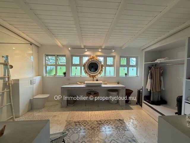 Maison à vendre à Mont Piton avec piscine privée sur terrain de 1 560 m²