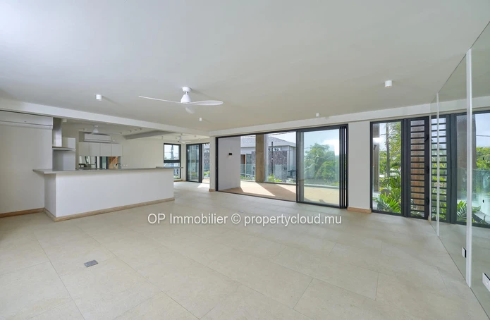 Luxurious G+2 Apartment with Stunning Sea Views and Communal Pool in Pointe aux Canonniers - €1.5M