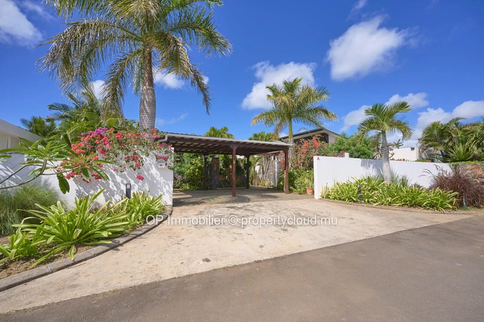 Villas PDS à vendre Grand Baie, 362m² habitables, terrain 1.185m², 4 chambres, bureau, piscine privée. Prix €.