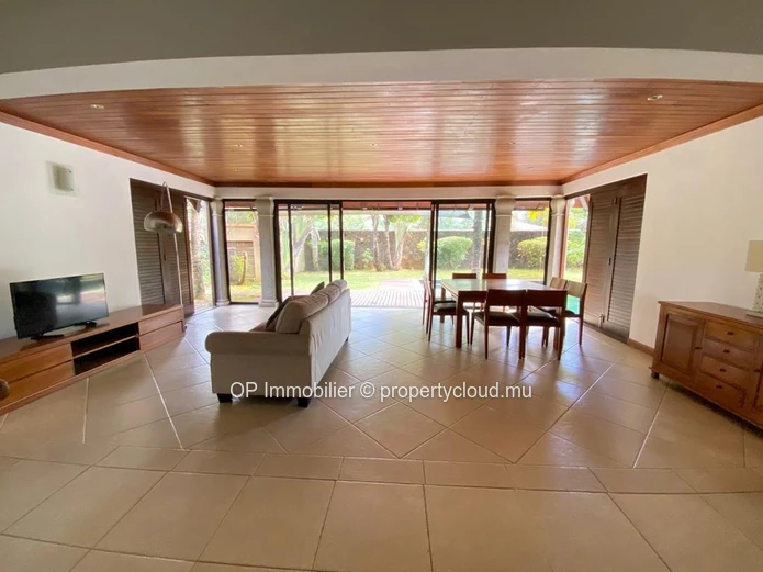 Maison à vendre à Péreybère, Grand Baie, 287m², terrain 600m², 3 chambres, piscine privée, garage, meublée, climatisé...
