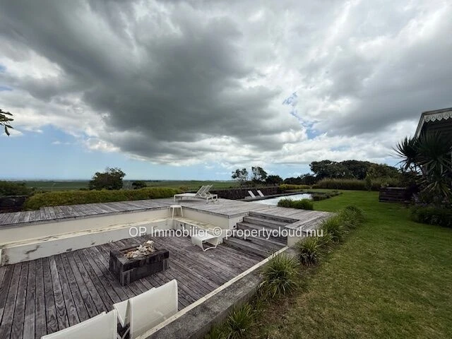 Maison à vendre à Mont Piton avec piscine privée sur terrain de 1 560 m²