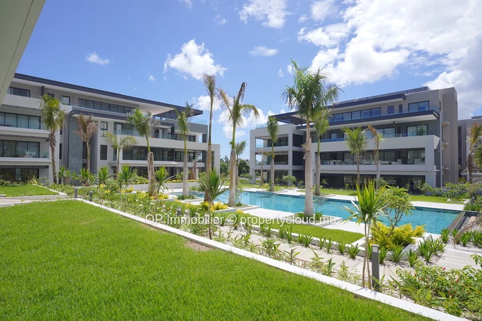 Luxury Apartment in Grand Baie with Shared Pool - Perfect for Foreign Buyers! 3 Beds, Fully Furnished, Close to Ameni...