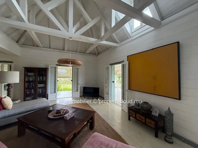 Maison à vendre à Mont Piton avec piscine privée sur terrain de 1 560 m²