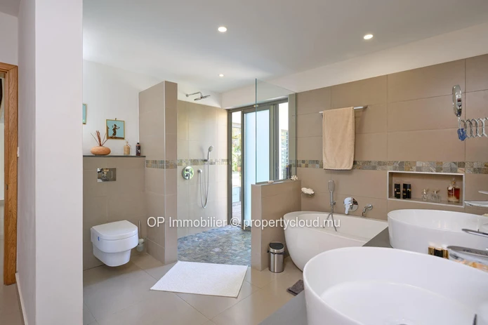 Villas PDS à vendre Grand Baie, 362m² habitables, terrain 1.185m², 4 chambres, bureau, piscine privée. Prix €.