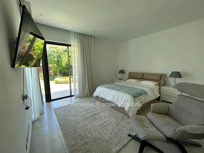 Villa RES à vendre à Mont Mascal, Grand Baie. 358m² habitables, terrain 831m², 3 chambres, piscine privée. Proche com...