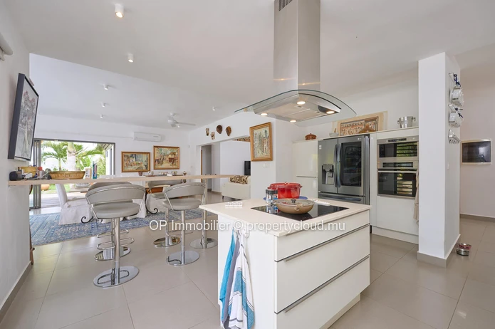 Villas PDS à vendre Grand Baie, 362m² habitables, terrain 1.185m², 4 chambres, bureau, piscine privée. Prix €.